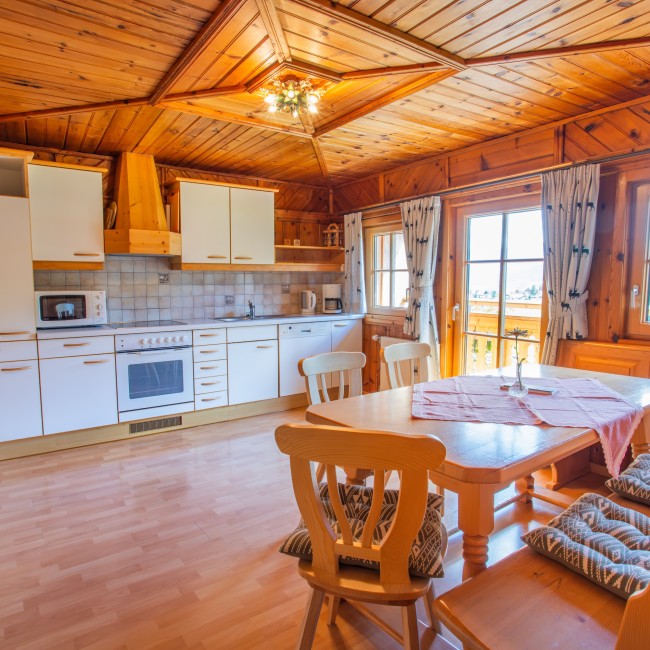 Küche mit Essbereich und Balkon