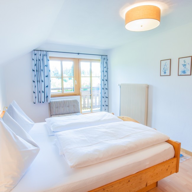 Schlafzimmer mit Balkon und Waschbereich