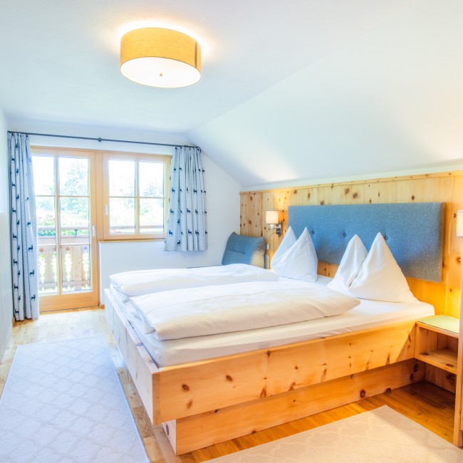 Zirbenzimmer mit Balkon und Waschbereich