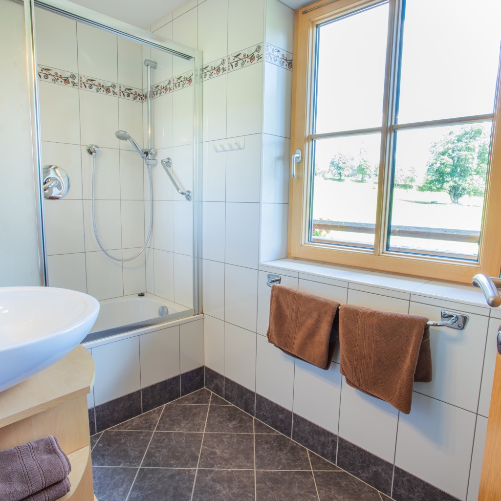 Badezimmer mit Badewanne und Waschbereich