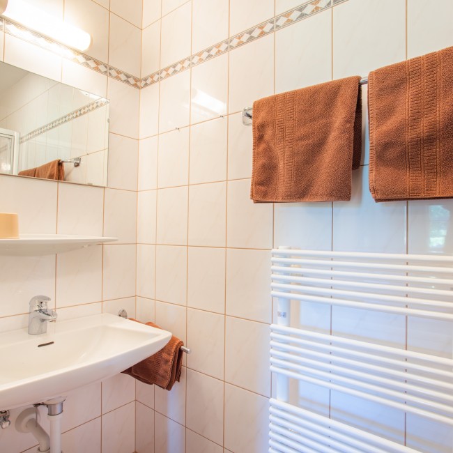 Badezimmer mit Dusche - separates Zimmer