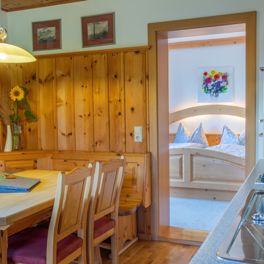 Küche mit Blick ins Schlafzimmer