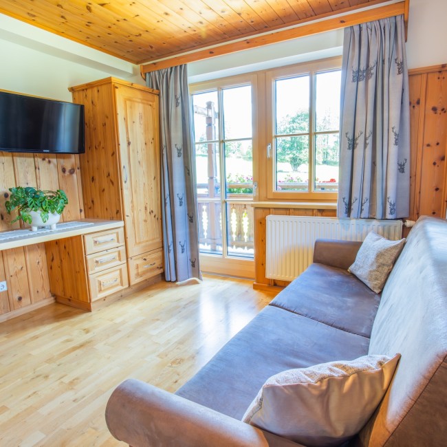 Wohnzimmer mit Balkon