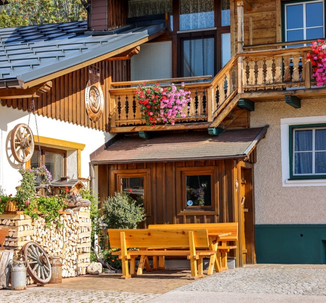 Sitzecke vorm Bauernhaus