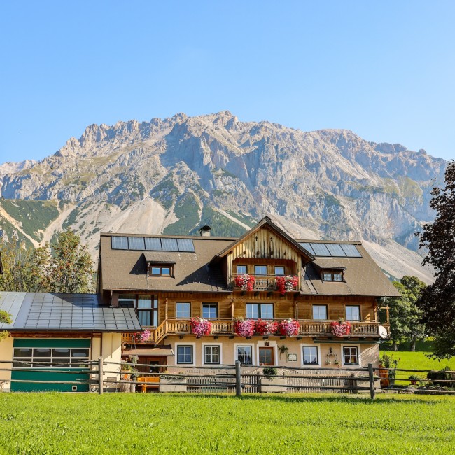 Reiterhof mit der umliegenden Bergwelt in Ramsau Schlidlehen